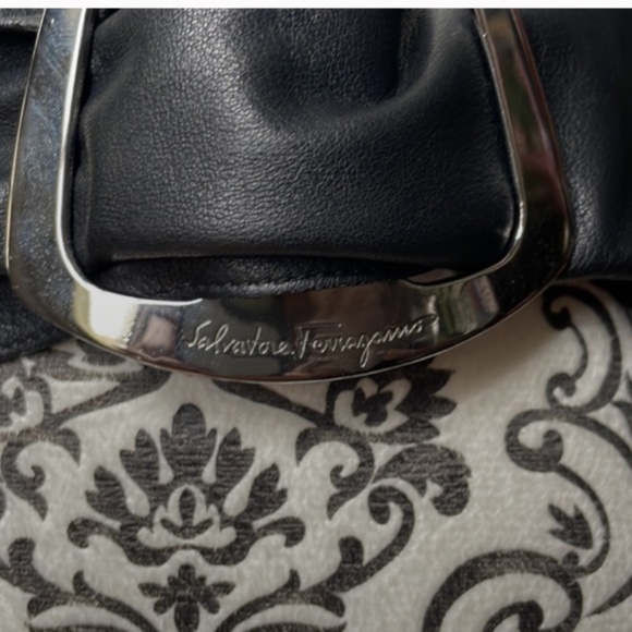 Salvatore Ferragamo black supple Leather Belt pull thru closure - Picture 8 of 9